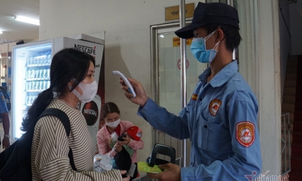 TPHCM ghi nhận 4 ca nhiễm Covid-19, khách đổ dồn ra bến xe để về quê