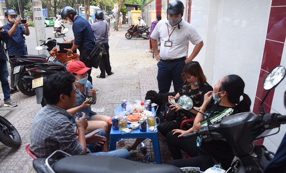 Ngồi uống bia trên vỉa hè, 3 người không mang khẩu trang bị phạt 6 triệu