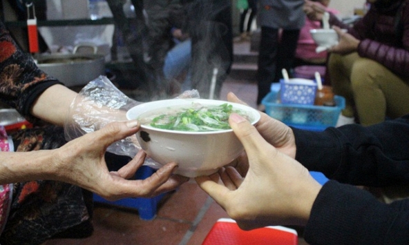 'Phở khổ' ở Hà Nội: Khi ăn phải bưng bát phở nóng bỏng tay nhưng vẫn nườm nượp khách