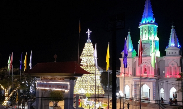 Cây thông Noel được kết từ 1000 nón lá tại Nghệ An