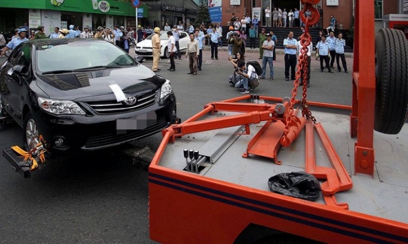 Xe ô tô dừng, dỗ không đúng quy định sẽ bị dán thông báo 'phạt nguội'