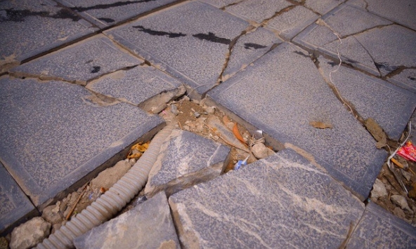 Sở Xây dựng Hà Nội: 'Vỉa hè vừa làm xong ô tô đi lên thì không có đá nào chịu được'