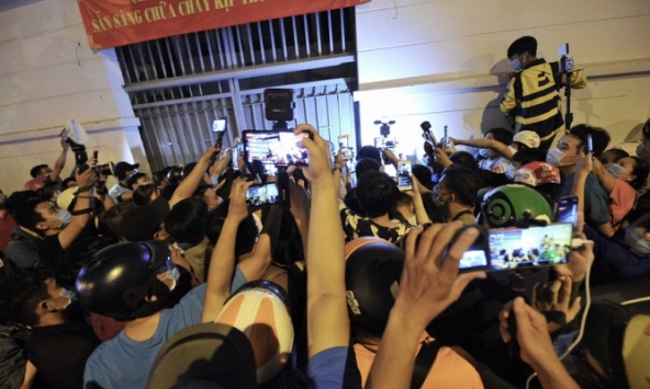 Youtuber chen lấn quay livestream tại nơi bảo quản thi thể nghệ sĩ Chí Tài gây bức xúc