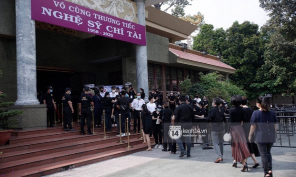 Đám tang nghệ sĩ Chí Tài: Nghệ sĩ và người dân xếp hàng dài vào đưa tiễn