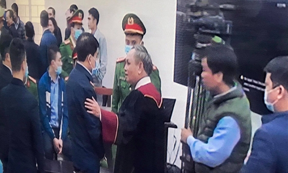 Thẩm phán lên tiếng về hành động vỗ vai và bắt tay bị cáo Nguyễn Đức Chung sau khi xét xử