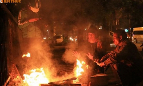  Hà Nội rét đậm, người lao động đốt lửa sưởi ấm trên đường phố