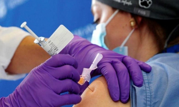 Hai nhân viên y tế Mỹ phải cấp cứu sau khi được tiêm vắc-xin ngừa Covid-19 