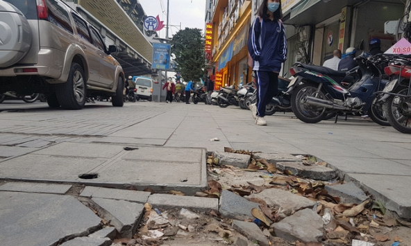 Đá lát vỉa hè tuổi thọ 70 năm bị vỡ nát sau vài năm như thế nào?