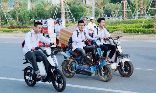 Cần phải có biện pháp 'quản chặt' người điều khiển xe máy, xe máy điện