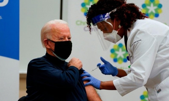 Ông Joe Biden tiêm vaccine trên truyền hình trực tiếp