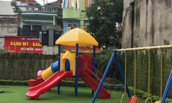 Giáo viên mầm non Hà Nội nhốt trẻ ngoài cửa giữa trời lạnh hơn 10 độ khiến dư luận bức xúc