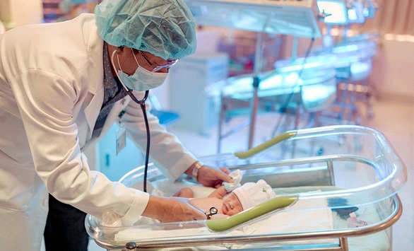 Sinh con gái được khen thưởng và tặng tiền 