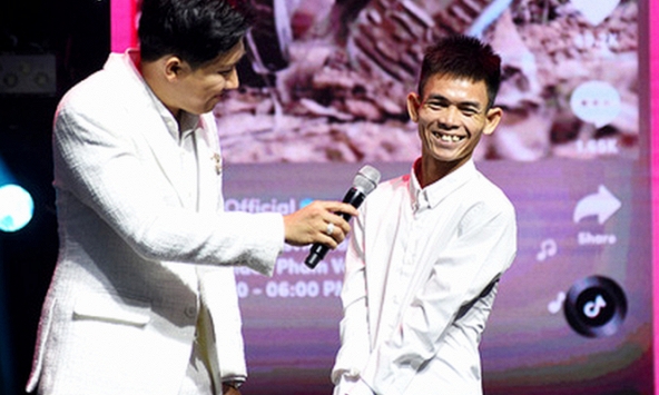 Chàng trai chăn bò Sô Y Tiết nhận giải truyền cảm hứng Tik Tok Awards