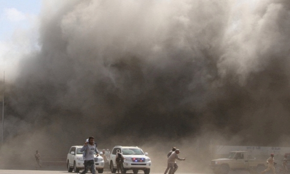 Sân bay của Yemen bị tấn công khi Thủ tướng có mặt, 26 người chết