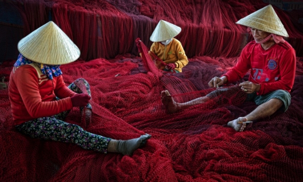 Tác phẩm 'Đan lưới đỏ' của Việt Nam lọt top ảnh tốt nhất về môi trường