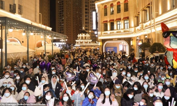 Hàng nghìn người tập trung đón năm mới ở thành phố từng là tâm dịch Covid-19 của thế giới