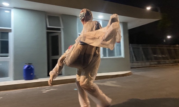 Nữ y tá ngất xỉu ngay giao thừa khi đang sàng lọc trong khu cách ly ở Bình Dương 