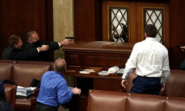 Một người biểu tình ủng hộ ông Trump bị bắn chết ở tòa nhà Quốc hội