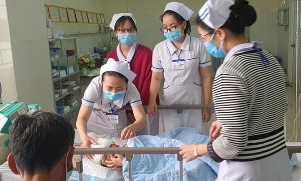 Cháu bé 5 tuổi bị cha chém phải khâu 300 mũi