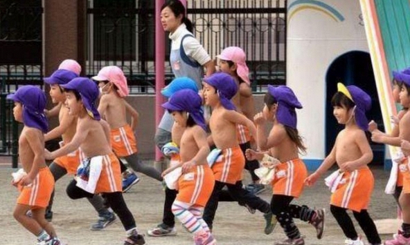 Trẻ em Nhật Bản được huấn luyện chịu lạnh từ nhỏ