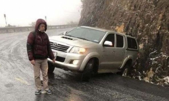 CSGT khuyến cáo hạn chế lưu thông trên những tuyến đường do mưa tuyết đóng băng gây trơn trượt 