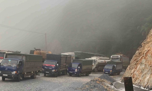 Hàng loạt phương tiện giao thông ùn tắc ở quốc lộ 4D do sương mù, mặt đường trơn trượt 