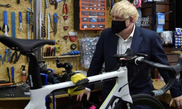 Thủ tướng Anh gây tranh cãi khi đạp xe hơn 10km tập thể dục giữa dịch bệnh