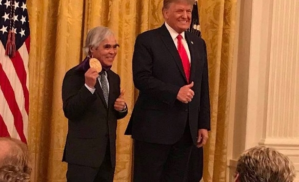 Nhiếp ảnh gia gốc Việt được Tổng thống Trump trao Huân chương nghệ thuật quốc gia tại Nhà Trắng