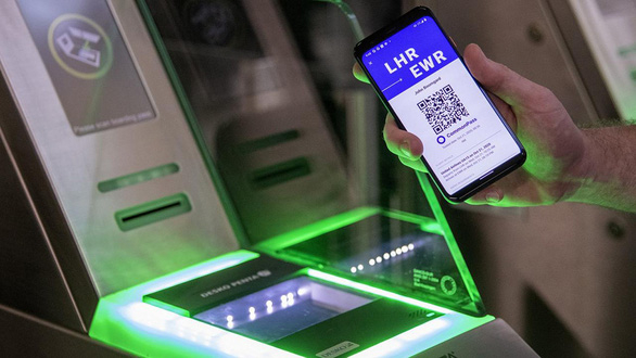 'Hộ chiếu vắc xin' được hiện thực hóa ở châu Âu bất chấp đại dịch diễn biến phức tạp