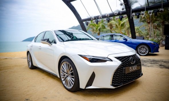 Lexus IS 2021 ra mắt : Xe cho phụ nữ thích “lạ” và “mạnh” 