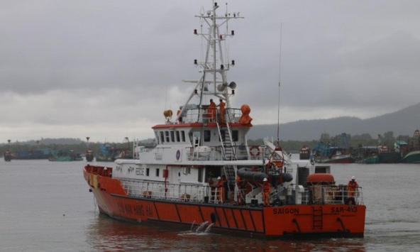 Tàu cá bị sóng đánh chìm ở Côn Đảo, 7 ngư dân mất tích