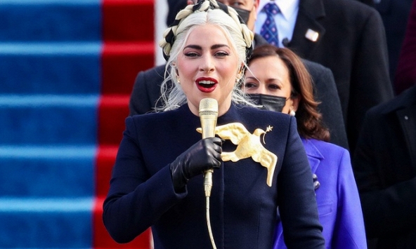 Cài áo hình húng nhại của Lady Gaga tại lễ nhậm chức của tổng thống Joe Biden gây tranh cãi