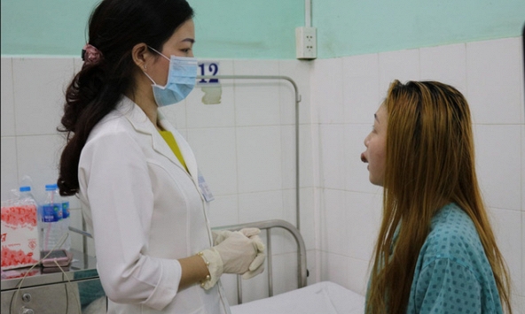 Nhập viện vì đau nhức kèm sốt sau khi xăm môi ăn tết