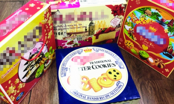 Hàng loạt hộp bánh nhái thương hiệu nổi tiếng.... nhét rác, bìa cứng cho đủ trọng lượng