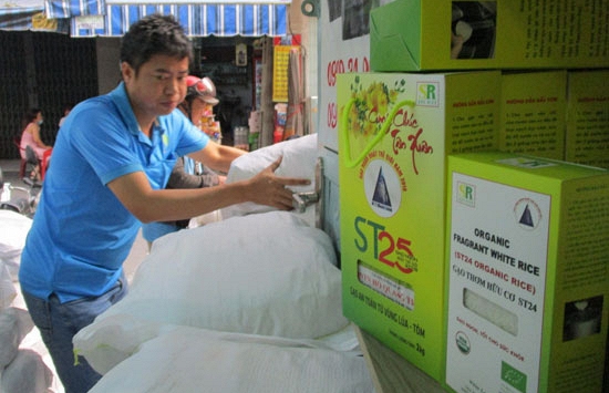 Các cửa hàng tất bật bán gạo ST25 mùa Tết