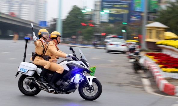 20 nữ cảnh sát giao thông dẫn đại biểu dự Đại hội Đảng XIII