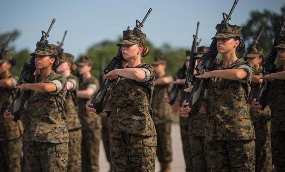 Lầu Năm Góc ra quy định mới cho phép nữ quân nhân được đánh son, sơn móng tay