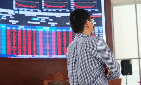 Thêm 2 ca nhiễm cộng đồng, chứng khoán liên tục lao dốc