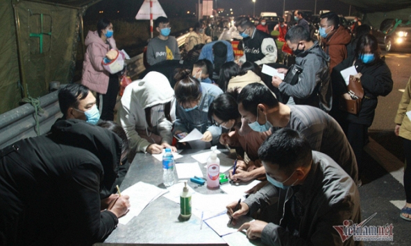 Hàng trăm người khai báo y tế để vào Quảng Ninh trong đêm