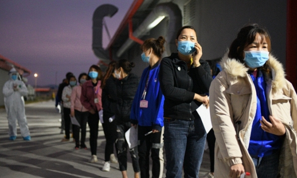 Hơn 2.000 công nhân thuộc Công ty điện tử Poyun lấy mẫu xét nghiệm trong đêm