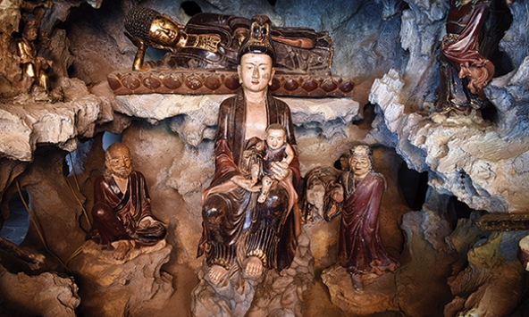 Biểu tượng mẹ trong điêu khắc tượng Phật Bà Quan Âm Việt Nam