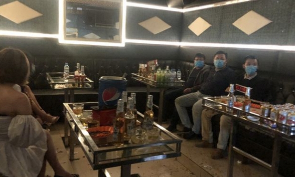Cách ly 6 khách hát cùng 6 ‘tay vịn’ vì hát karaoke chui giữa lúc dịch Covid-19 bùng phát.  