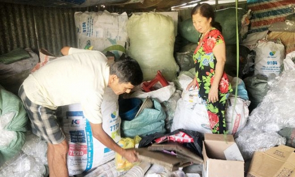 Hai vợ chồng nhặt ve chai trả lại túi tài sản tiền tỉ cho người đánh rơi