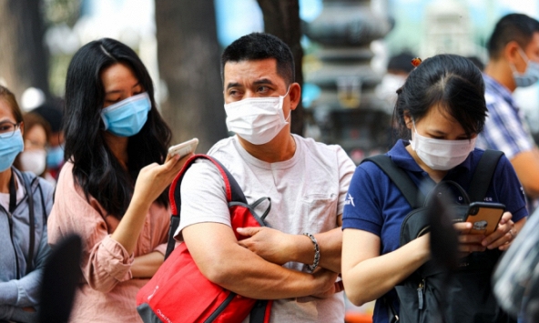 Xếp hàng 2 tiếng để đổi trả vé máy bay Tết do Covid-19