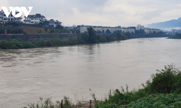 Sông Hồng đoạn qua Lào Cai bất ngờ xuất hiện lũ trái mùa.