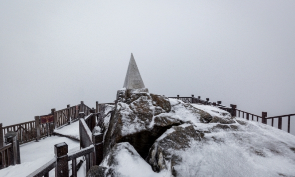 Tuyết dày 60 cm khiến đỉnh Fansipan trắng xoá