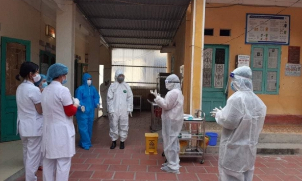 Gác mọi riêng tư, nữ bác sĩ đi vào 'chiến trường' chống dịch