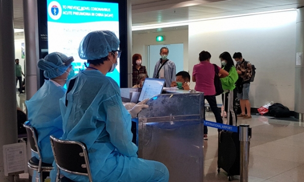 TP Hồ Chí Minh lấy mẫu tầm soát COVID-19 hành khách đến từ 3 sân bay phía Bắc