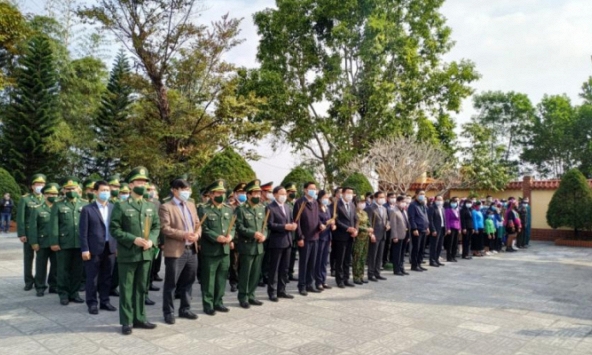 Tư lệnh BĐBP và lãnh đạo tỉnh Quảng Ninh dâng hương tại Đài tưởng niệm Liệt sỹ Pò Hèn