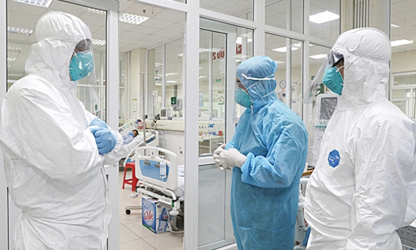 Hai bệnh nhân Covid-19 diễn biến nặng: phổi đông đặc, suy kiệt, phù toàn thân